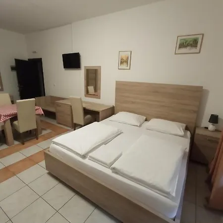 Lovely Center アパート